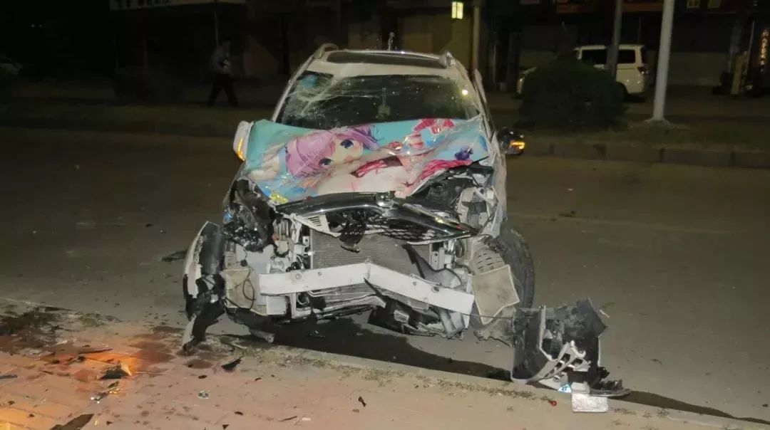 垃圾桶被車撞后桶沒事車?yán)尤粡U了