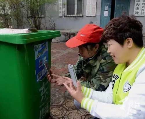 書報亭、早餐車，甚至垃圾桶都有二維碼“身份證”了。